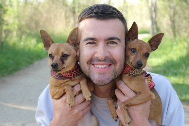 Ormanda insan ve iki sevimli köpeğin portresi.