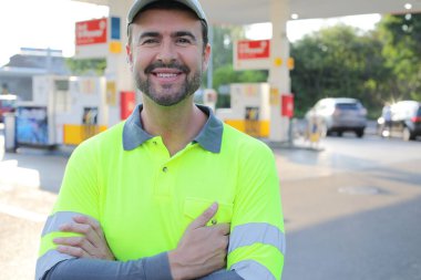 Kollarını kavuşturmuş duran gülümseyen yakışıklı adamın portresi.