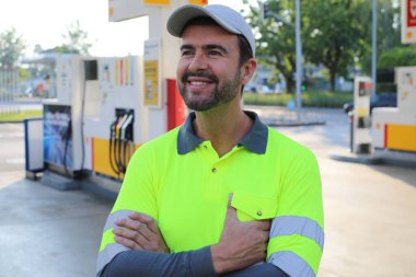 Kollarını kavuşturmuş duran gülümseyen yakışıklı adamın portresi.