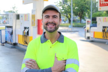 Kollarını kavuşturmuş duran gülümseyen yakışıklı adamın portresi.