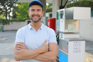 Garajda duran sakallı yakışıklı genç adamın portresi.