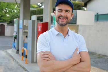 Garajda duran sakallı yakışıklı genç adamın portresi.