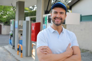 Garajda duran sakallı yakışıklı genç adamın portresi.