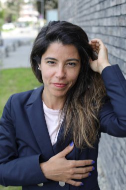 Güzel bir İspanyol iş kadınının portresi, yakın plan.