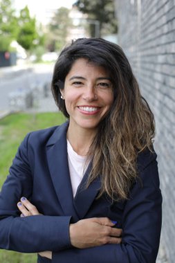 Güzel bir İspanyol iş kadınının portresi, yakın plan.