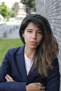 Güzel bir İspanyol iş kadınının portresi, yakın plan.