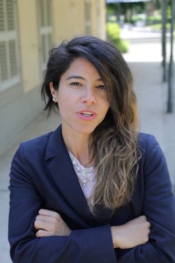 Güzel bir İspanyol iş kadınının portresi, yakın plan.