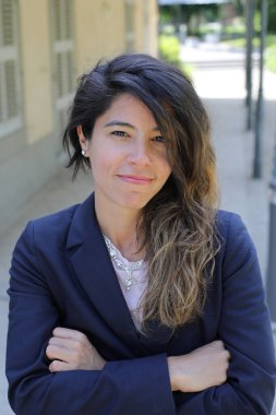 Güzel bir İspanyol iş kadınının portresi, yakın plan.