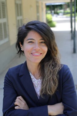 Güzel bir İspanyol iş kadınının portresi, yakın plan.