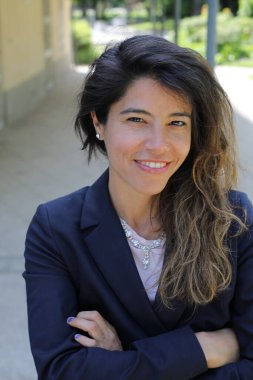 Güzel bir İspanyol iş kadınının portresi, yakın plan.