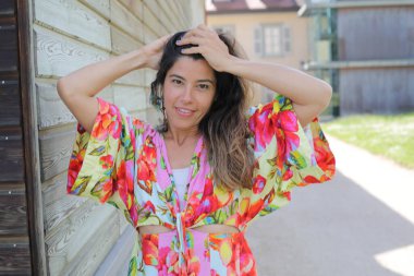 Mutlu gülümseyen genç kadın yaz elbisesi içinde