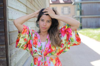 Mutlu gülümseyen genç kadın yaz elbisesi içinde