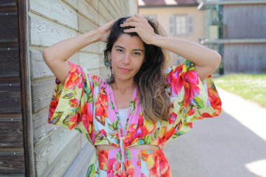 Mutlu gülümseyen genç kadın yaz elbisesi içinde