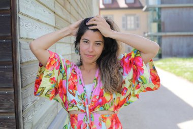 Mutlu gülümseyen genç kadın yaz elbisesi içinde