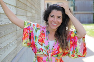 Mutlu gülümseyen genç kadın yaz elbisesi içinde