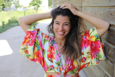 Mutlu gülümseyen genç kadın yaz elbisesi içinde