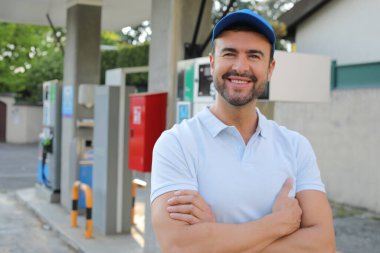 Genç İspanyol üniformalı adam istasyonda mutlu bir şekilde gülümsüyor..