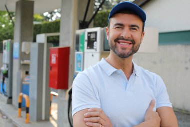 Genç İspanyol üniformalı adam istasyonda mutlu bir şekilde gülümsüyor..