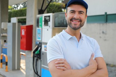 Genç İspanyol üniformalı adam istasyonda mutlu bir şekilde gülümsüyor..