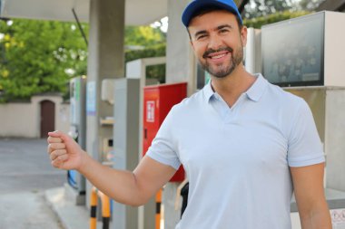 Genç İspanyol üniformalı adam istasyonda mutlu bir şekilde gülümsüyor..