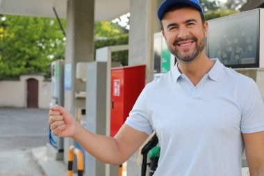 Genç İspanyol üniformalı adam istasyonda mutlu bir şekilde gülümsüyor..