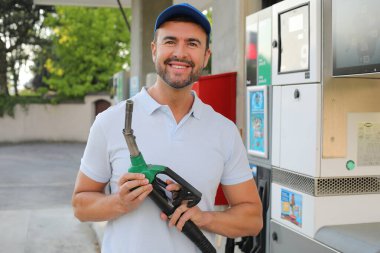 Genç İspanyol üniformalı adam istasyonda mutlu bir şekilde gülümsüyor..