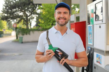 Genç İspanyol üniformalı adam istasyonda mutlu bir şekilde gülümsüyor..