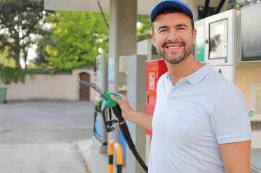 Genç İspanyol üniformalı adam istasyonda mutlu bir şekilde gülümsüyor..