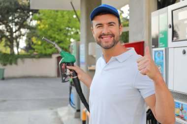 Genç İspanyol üniformalı adam istasyonda mutlu bir şekilde gülümsüyor..