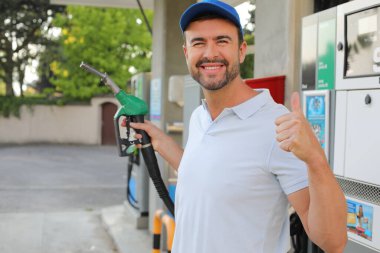 Genç İspanyol üniformalı adam istasyonda mutlu bir şekilde gülümsüyor..