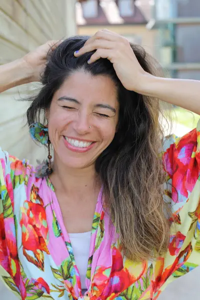 Mutlu gülümseyen genç kadın yaz elbisesi içinde