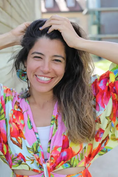 Mutlu gülümseyen genç kadın yaz elbisesi içinde