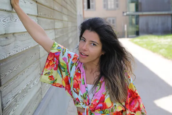 Mutlu gülümseyen genç kadın yaz elbisesi içinde