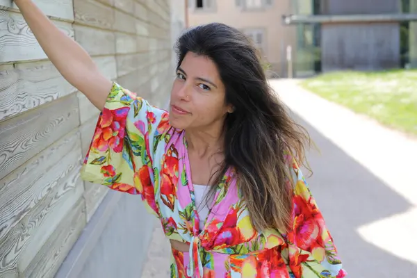 Mutlu gülümseyen genç kadın yaz elbisesi içinde