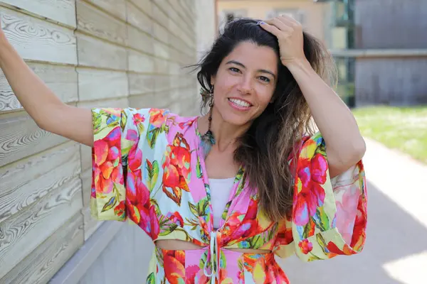 Mutlu gülümseyen genç kadın yaz elbisesi içinde