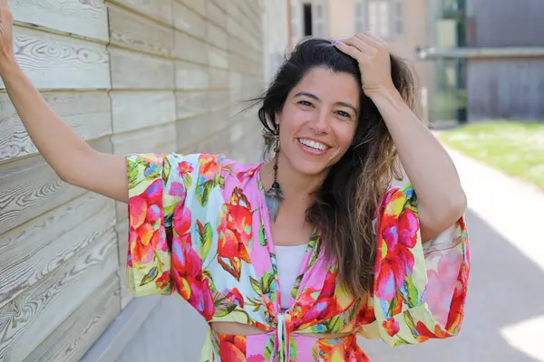 Mutlu gülümseyen genç kadın yaz elbisesi içinde