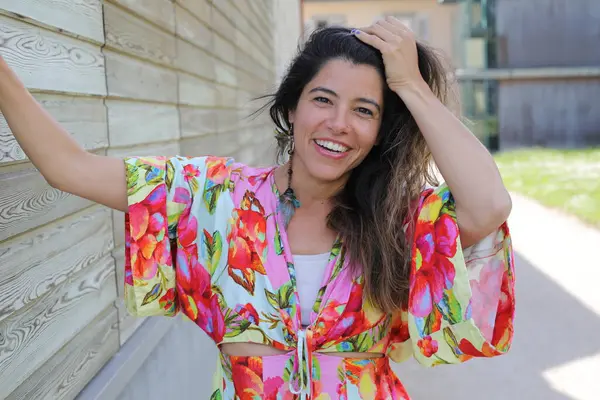 Mutlu gülümseyen genç kadın yaz elbisesi içinde