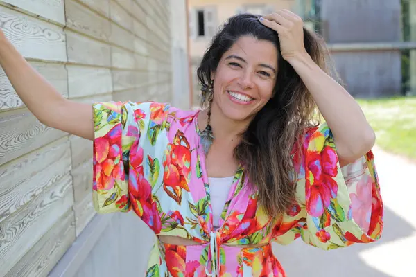 Mutlu gülümseyen genç kadın yaz elbisesi içinde