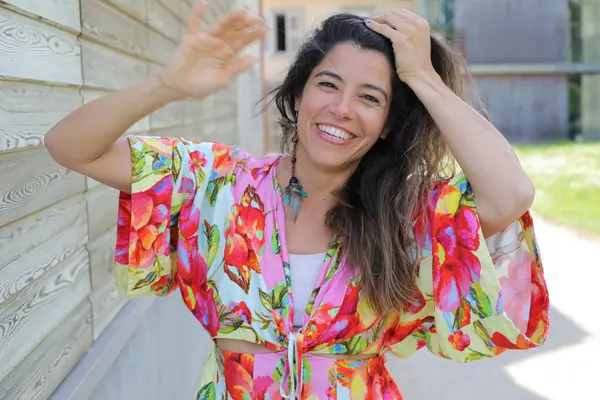 Mutlu gülümseyen genç kadın yaz elbisesi içinde