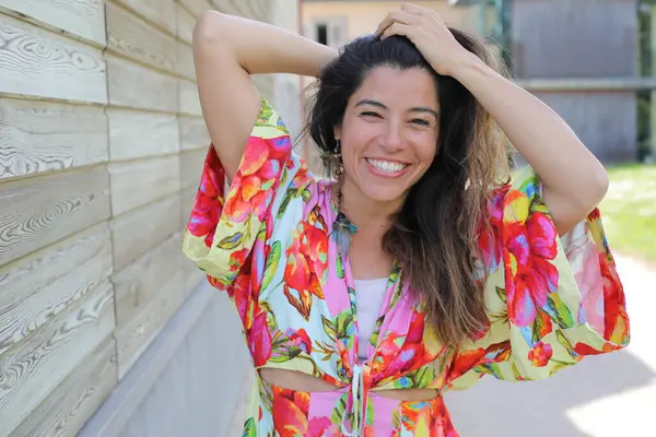 Mutlu gülümseyen genç kadın yaz elbisesi içinde