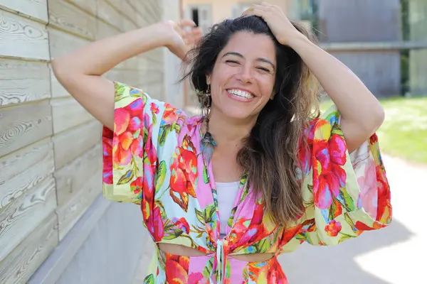 Mutlu gülümseyen genç kadın yaz elbisesi içinde