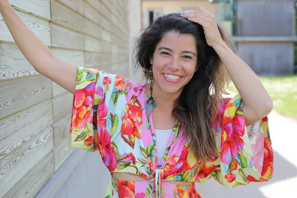 Mutlu gülümseyen genç kadın yaz elbisesi içinde