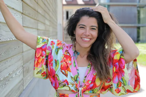 Mutlu gülümseyen genç kadın yaz elbisesi içinde