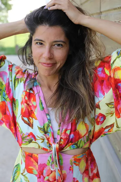 Mutlu gülümseyen genç kadın yaz elbisesi içinde