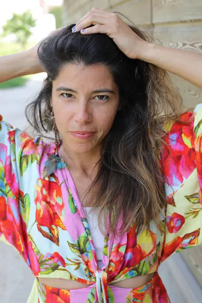 Mutlu gülümseyen genç kadın yaz elbisesi içinde