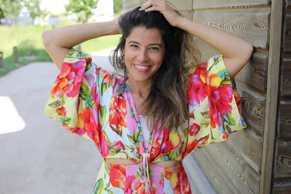 Mutlu gülümseyen genç kadın yaz elbisesi içinde