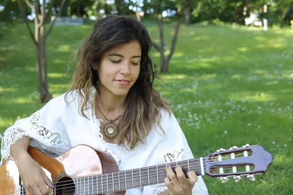 Genç kadın oyun gitar açık