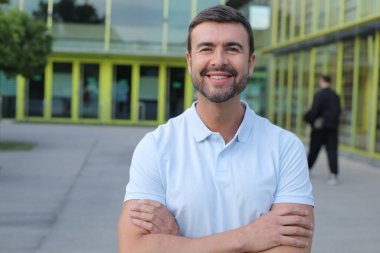 arka plan bulanık yakışıklı genç adam portresi