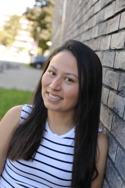 Mutlu genç İspanyol kadın açık havada