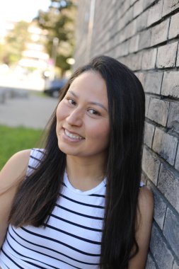 Mutlu genç İspanyol kadın açık havada